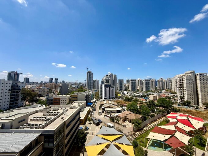 למכירה 5 חדרים מרווחת בנוה גן לכניסה קרובה עם ממ"ד !