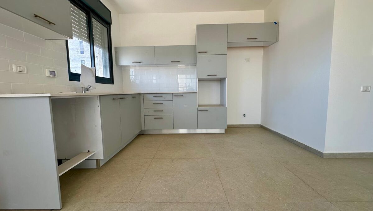 למכירה 4 חדרים עם ממד לכניסה מידית ליד הרכבת הקלה בפתח תקווה